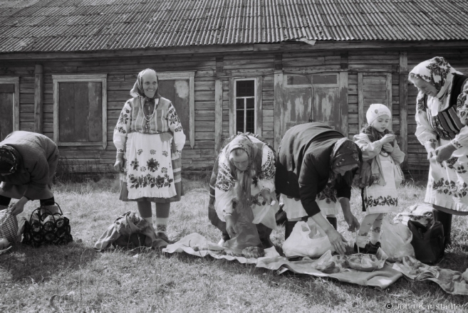 After the Blessing of Easter Bread, Easter Morning, Daniljevichy 2015, F1140023(2015096a-.jpg