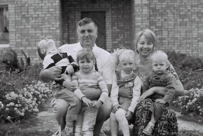 Miraslau & Valjantsina Karaljeuski with Grandchildren, Ljavoshki 2014,  F1150030(2014296-
