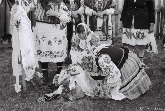 Worshiping the "Stone Maiden", Easter Morning, Daniljevichy 2015F1160021(2015093-.jpg