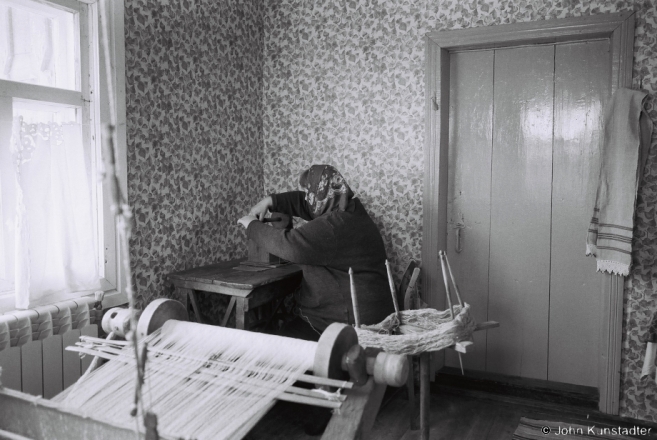 4.Katsja Preparing to Wind Bobbins, Tsjerablichy 2017, 2017079- (F1050020