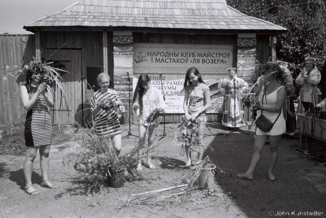 4.Making Wreaths, Artisans' Fair, Braslau Museum of Traditional Culture 2016, 2016243- (F1130006