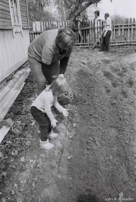 4.Vika Planting Potatoes, Varsyn' 2018, 2018077_08A