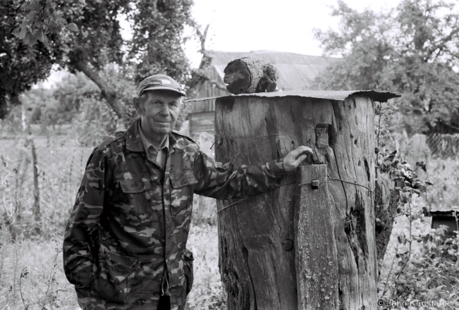 4.Portraits-of-Polesia-Dzjed-Ivan-with-Trunk-Beehive-kaloda-Tsjerablichy-2018-2018193_05A