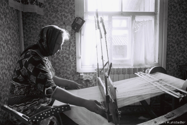 4.Vjerka Weaving on Granny Vul'ljana's Loom, Tsjerablichy 2017, 2017079- (F1050008