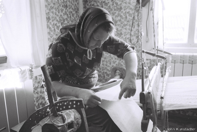 4.Vjerka Weaving on Granny Vul'ljana's Loom, Tsjerablichy 2017, 2017081- (F1110002