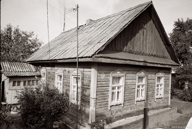 4b.Traditional-House-with-Decorative-Window-Frames-Juravichy-2015-2015361-3Ajpg
