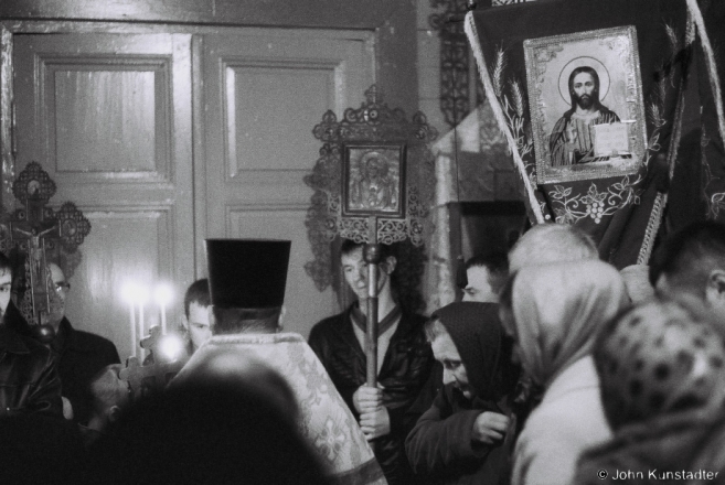 4c.Proclaiming the Resurrection before Re-Entering the Church, All-Night Easter Service, Azdamichy 2015, 2015090-14A