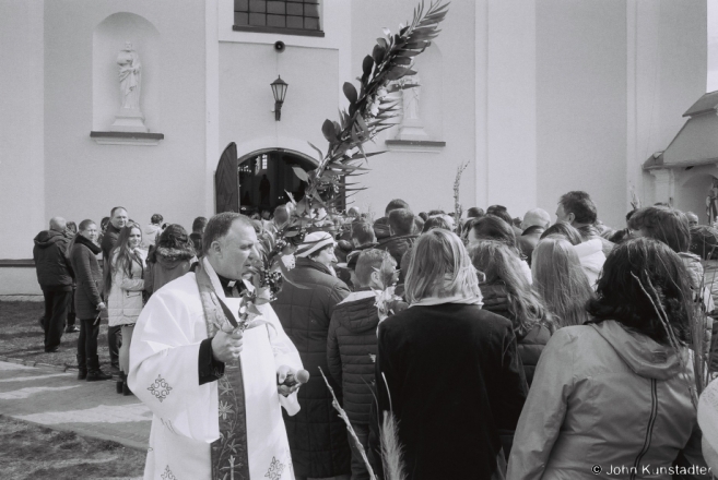 4e.Father Jan after Procession, Palm Sunday, Iuje 2017, 2017050- (F1000031