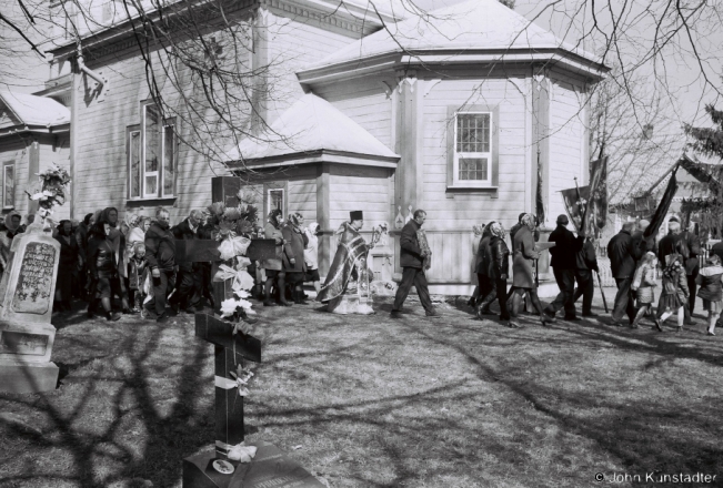 4f.Procession Passing by Grave of Father Aljaksandr Varnitski (Served in Azdamichy 1954-2001), Bright Monday Service, Azdamichy 2018, 2018059a_25A