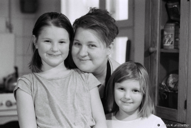 5.Zoja Pryshyvalka with Her Daughters Vul'ljana and Mikhalina, Kitchen at Christmastime, Mjensk 2016, 2016358b- (F1000036