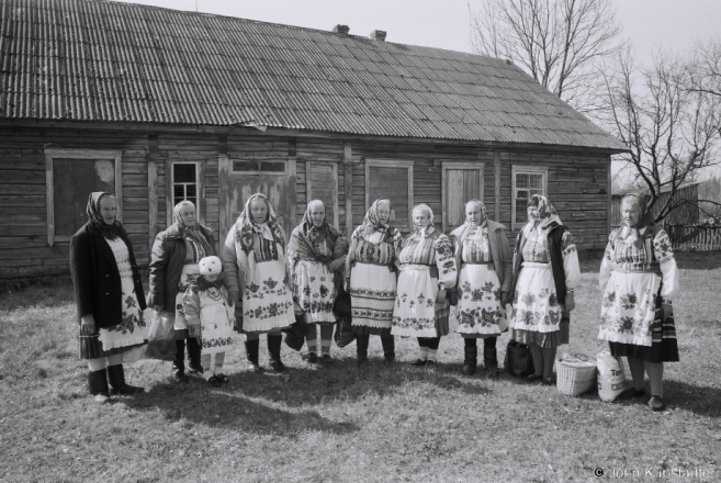 After the Blessing of Easter Bread, Easter Morning, Daniljevichy 2015, F1140027(2015096a-.jpg