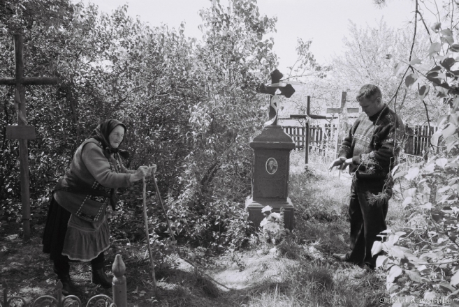 5.Granny Maryja and Her Son Ivan Clean the Grave of Her Father for Radaunitsa, Tsjerablichy Old Cemetery 2014, 2014134-11A (F1040012