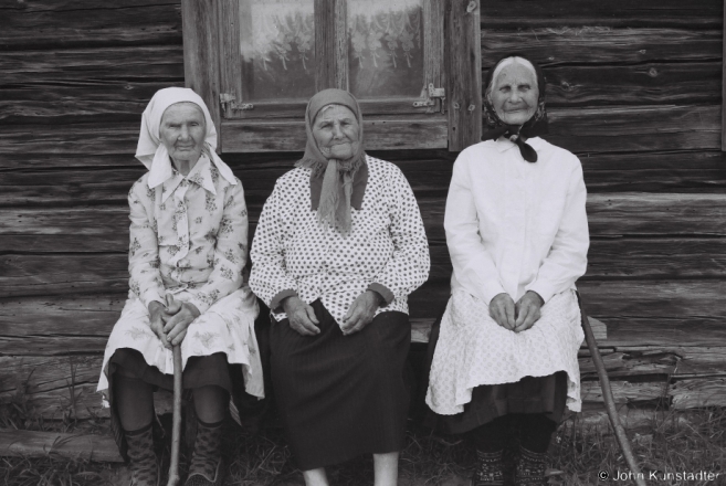 5.Granny Prosja (95), Granny Nadzja (92), Granny Katsjaryna (92), Trinity Sunday, Tsjerablichy 2013, 2013203-36A