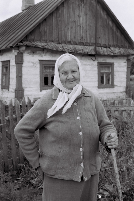 5.Portraits-of-Polesia-Granny-in-front-of-Her-House-Dyvin-Dzivin-2013-2013187-36A