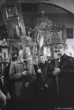 5.Preparing for Midnight Procession, All-Night Easter Service, Azdamichy 2014, 2014080-17A.jpg