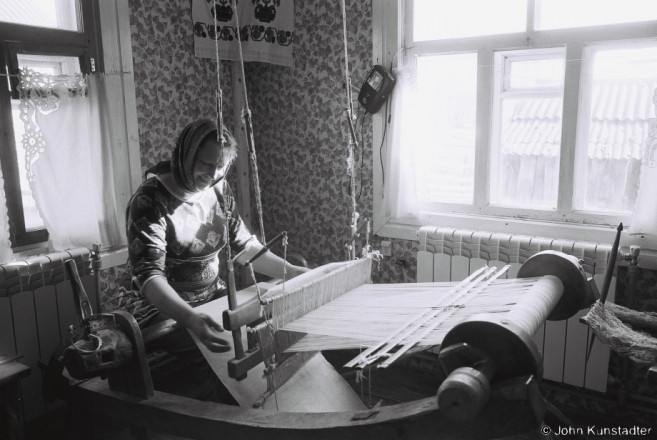 5.Vjerka Weaving on Granny Vul'ljana's Loom, Tsjerablichy 2017, 2017079- (F1050033