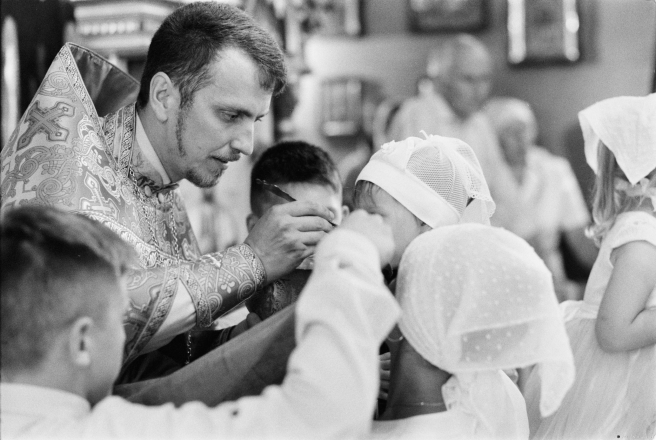 5a.Father-Nicholas-Distributes-Childrens-Communion-Patronal-Feast-of-the-Holy-Trinity-Azdamichy-2019-2019096-5A