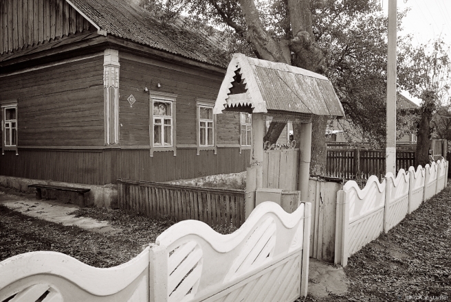 5a.House-with-Traditional-Gate-and-Decorative-Pilasters-Juravichy-2015-2015360-36A