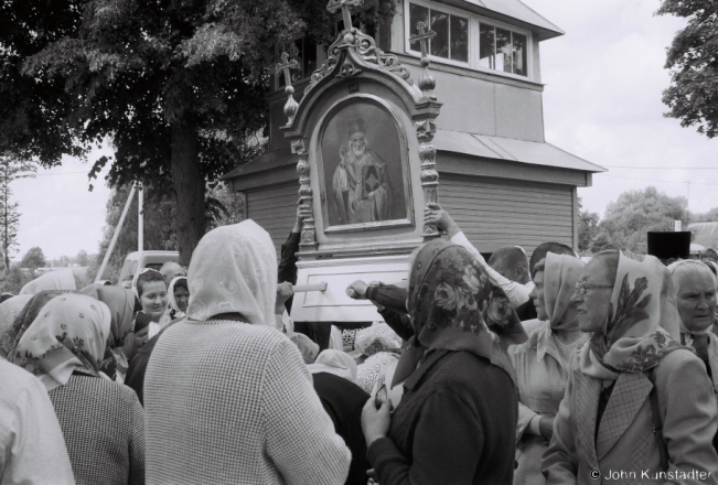 5a.Passing Under the Icon of St. Nicholas, Patronal Feast of St. Nicholas, Rukhcha 2018, 2018113_09A