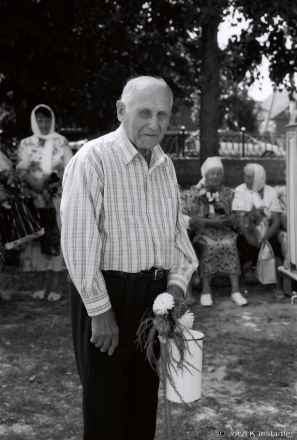 5a.Portraits-of-Polesia-WWII-Veteran-Awaiting-the-Blessing-of-Honey-Flowers-Mjadovy-Spas-Davyd-Haradok-2018-2018183_11A