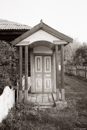 5b.Door-with-Distinctive-Local-Decoration-and-Porch-Pinnacle-vilchyk-Juravichy-2015-2015361-27A