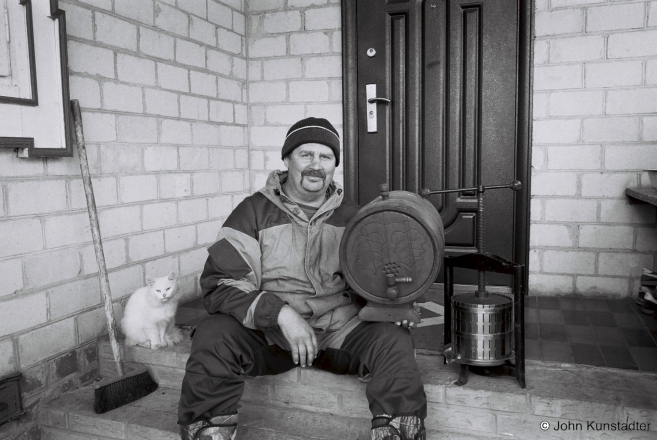 5b.Winemaker-Mikalaj-Amjalchuk-Khorsk-2015-2015366b-6A