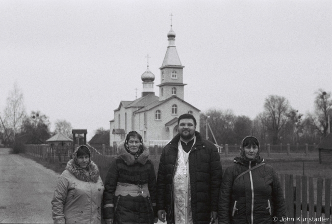 6.Father-Vital-and-Members-of-the-Church-Choir-on-Rounds-to-Bless-Houses-Vadokhryshcha-Tsjerablichy-2020-2020017_22A