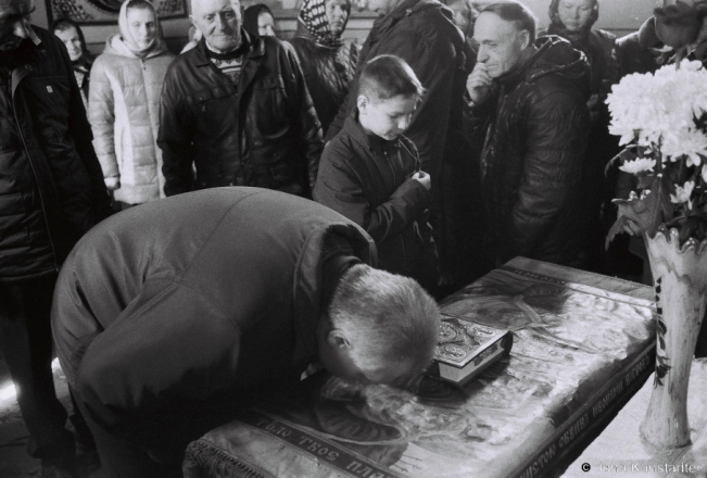 6.Kissing Plashchanitsa after Liturgy, Azdamichy 2018, 2018046_25A