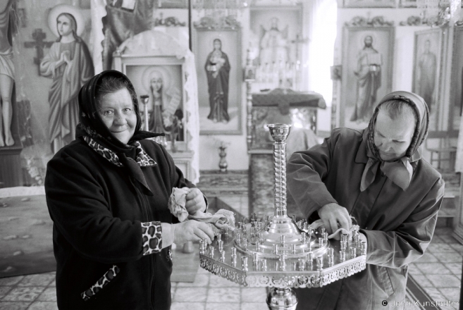 6a.Cleaning the Church for the Patronal Feast of the Resurrection, Tsjerablichy 2015, F1090012(2015107-11A
