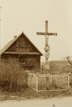 Crosses of Belarus XXVI, Cross and Pre-Christian Symbols on Gable, Kauby 2010, 2010035-0.jpg