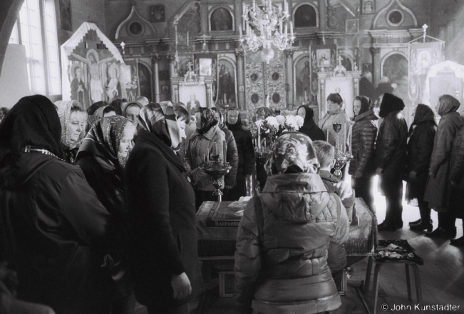 7.Kissing Plashchanitsa after Liturgy, Azdamichy 2018, 2018046_30A