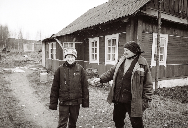 7a.Belarus-in-Faces-Granny-Tatstsjana-with-One-of-Her-Three-Grandsons-Antseljeushchyna-2016-2016096-33A