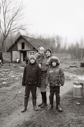 7b.Belarus-in-Faces-Granny-Tatstsjanas-Daughter-with-Her-Three-Sons-Antseljeushchyna-2016-2016097-1A2