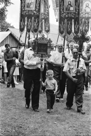 7b.Father-Aljaksandrs-Grandson-Maksim-Procession-Patronal-Feast-of-the-Holy-Trinity-Azdamichy-2019-P2019096-34A