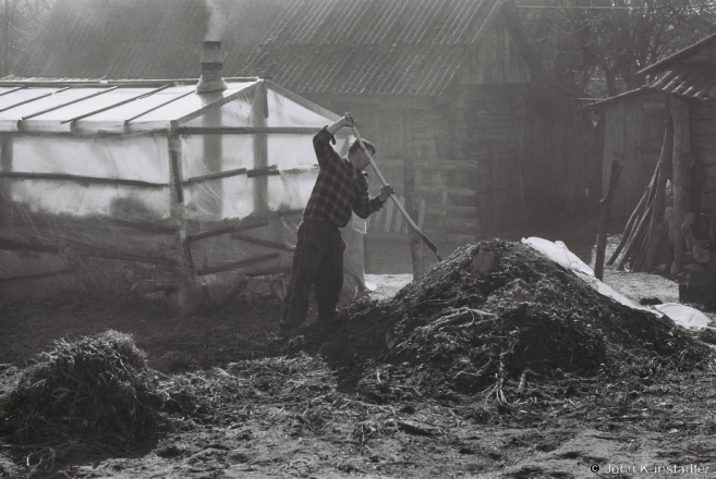 uncovering-stored-potatoes-tsjerablichy-2012-2012050-09