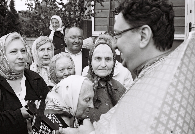 8.Kissing Cross at End of Patronal Feast of the Holy Trinity, Orthodox Church of the Holy Trinity, Mjestkavichy 2017, 2017149-30A