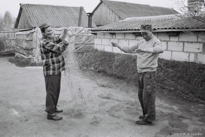 Brothers Mikhail & Mikola Naskjevich Untangling Fishing Net, Tsjerablichy 2014, 2014069b-