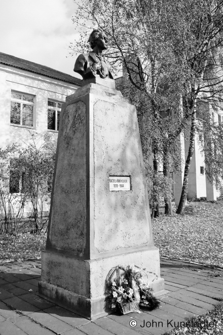 Bust-of-Belarusian-Patriot-Kastus-Kalinouski-Svislach-2001-2001264-152