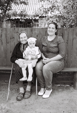 Eufrasin'nja with Granddaughter and Great-Granddaughter, Tsjerablichy 2017, 2017144b-32A