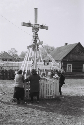 Decorating Cross for Easter, Azdamichy 2014, F1090027(2014069b-