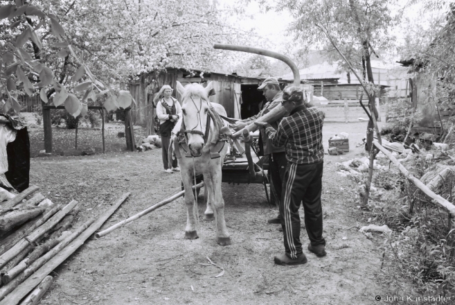 Farming in Polesia, Preparing to Go to the Potato Field, Tsjerablichy 2016, 2016165b- (F1020035