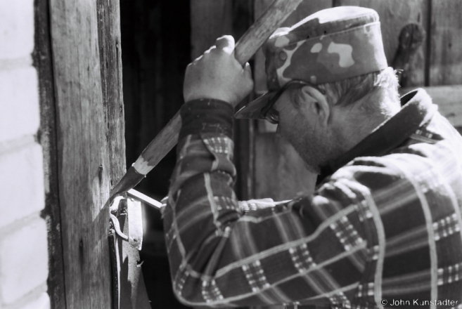 Farming in Polesia, Repairing a Hoe, Tsjerablichy 2016, 2016158- (F1070012