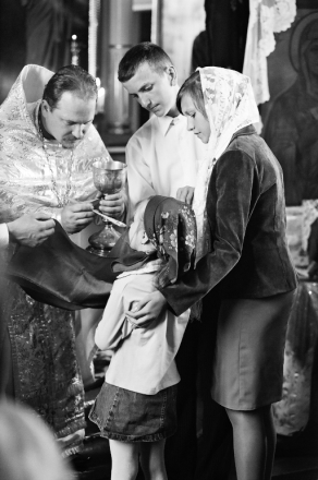 Father-Aljaksandrs-Acolyte-Nicholas-Assisting-with-Childrens-Communion-Jablychny-Spas-Azdamichy-2007-2007366-30A