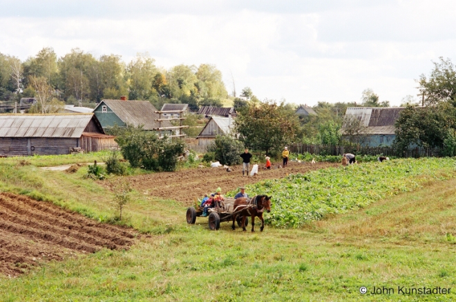 Harvesting-Potatoes-from-the-Family-Plot-Slabada-Smaljavichy-District-2000-2000148a-5A2
