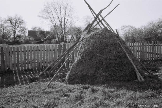 Haystack and New Fence, Filipinjaty 2014, F1030015(2014102-