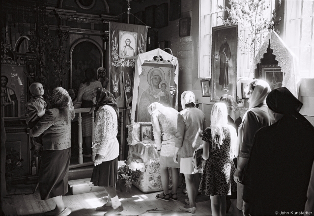 Kissing the Cross and Icon at End of Trinity Sunday/Pentecost Service, Azdamichy 2017, 2017144a-23A (000057
