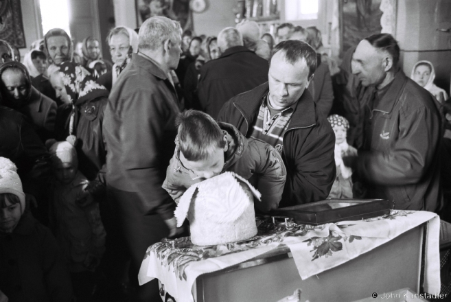 Kissing the Easter Bread at the End of the Easter Monday (Bright Monday) Service, Azdamichy 2015, 2015106- (F1000007