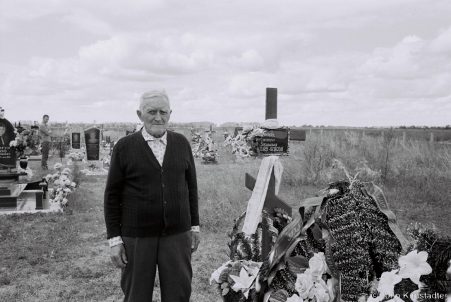 Kolja at Grave of His Wife Katsjaryna, Jablychny Spas, Azdamichy 2015, 2015291-1A (F1030001