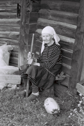 Light in August - Granny Prosja after Digging Potatoes, Tsjerablichy 2017, F1080034 (2017197a-