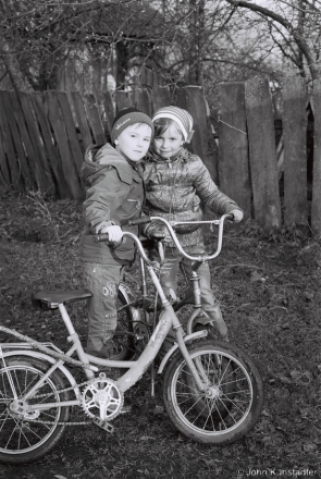 Neighbors Mats'vjej and Palina, Tsjerablichy 2017, 2017072- (F1080027